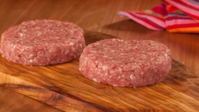 Hambúrguer caseiro feito com 4 ingredientes: fácil, suculento e perfeito para o lanche