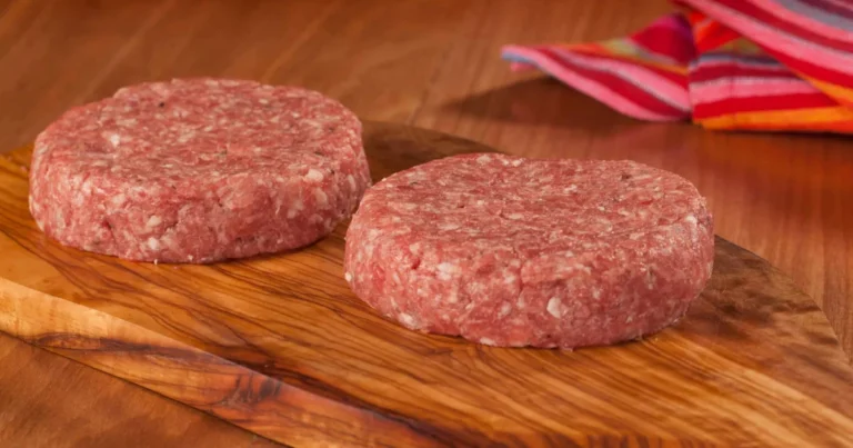 Hambúrguer caseiro feito com 4 ingredientes: fácil, suculento e perfeito para o lanche