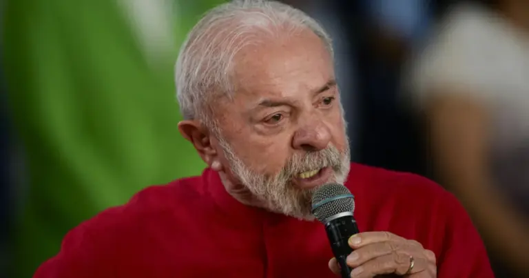 Lula anuncia reajuste no Bolsa Família a 17 dias da eleição