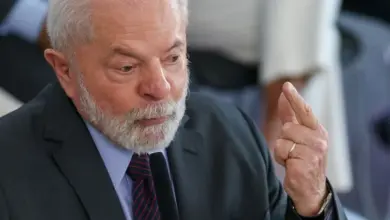 Lula critica clubes de futebol por oposição às bets e Janja gesticula para ele parar quando Flamengo é citado