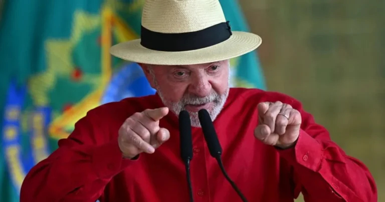 Lula diz que usava “sangue de Cristo” para explicar vermelho da bandeira do PT
