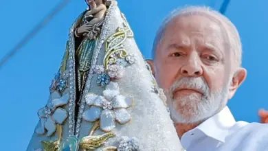 Lula exibe imagem religiosa durante discurso e faz declaração firme