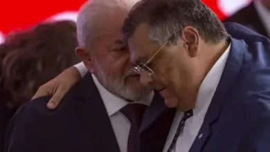 Lula surpreende durante evento e coloca Flávio Dino ao vivo no centro da cerimônia