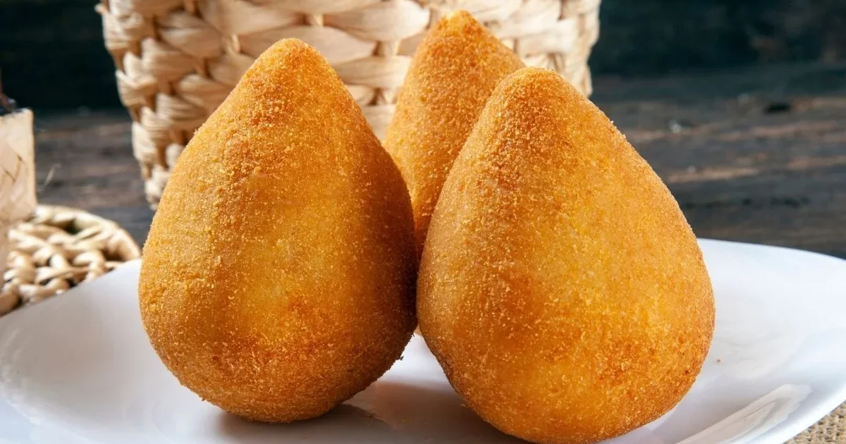 Massa de Coxinha: receita fácil para preparar uma massa macia, saborosa e que não racha na hora de fritar