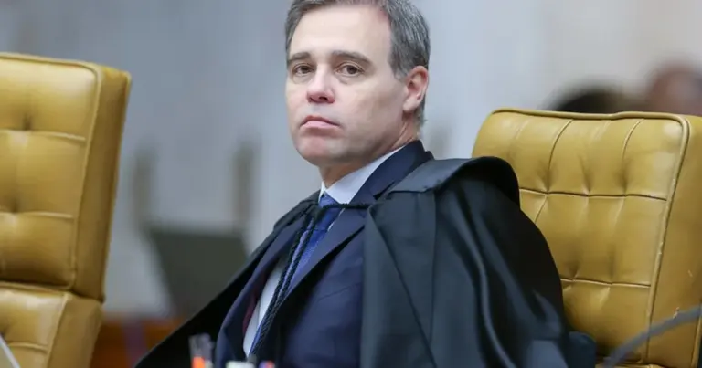Mendonça embarca para SP e é surpreendido durante o voo
