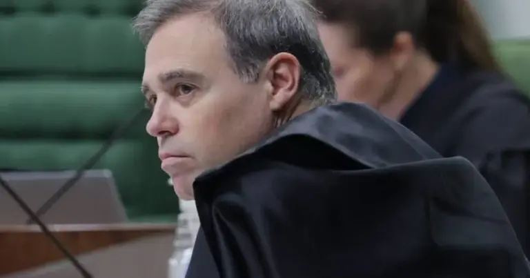 Mendonça vota no TSE e movimenta caso envolvendo Flávio