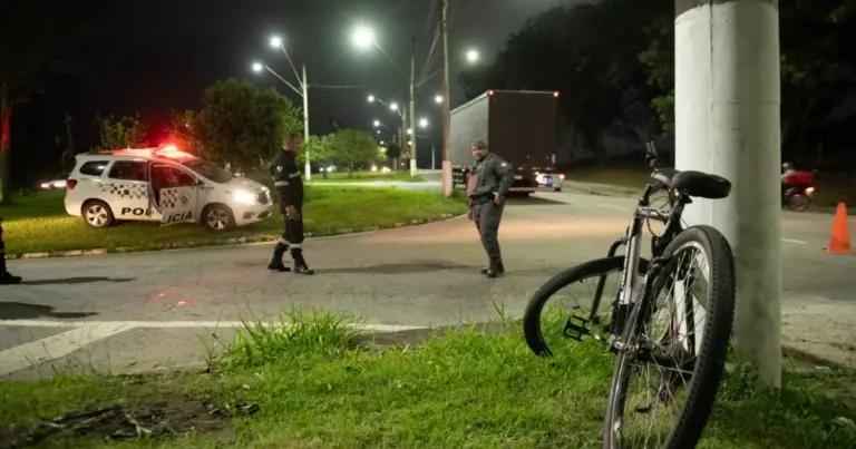 Menino de 11 anos perde a vida ao voltar da escola, e caso intriga a polícia