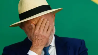 Mensagens analisadas pela PF mostram contato entre ex-chefe de gabinete de Lula e advogado ligado ao Banco Master