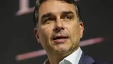 Mensagens de ex-sócio levantam questionamentos sobre Flávio Bolsonaro e Nunes Marques