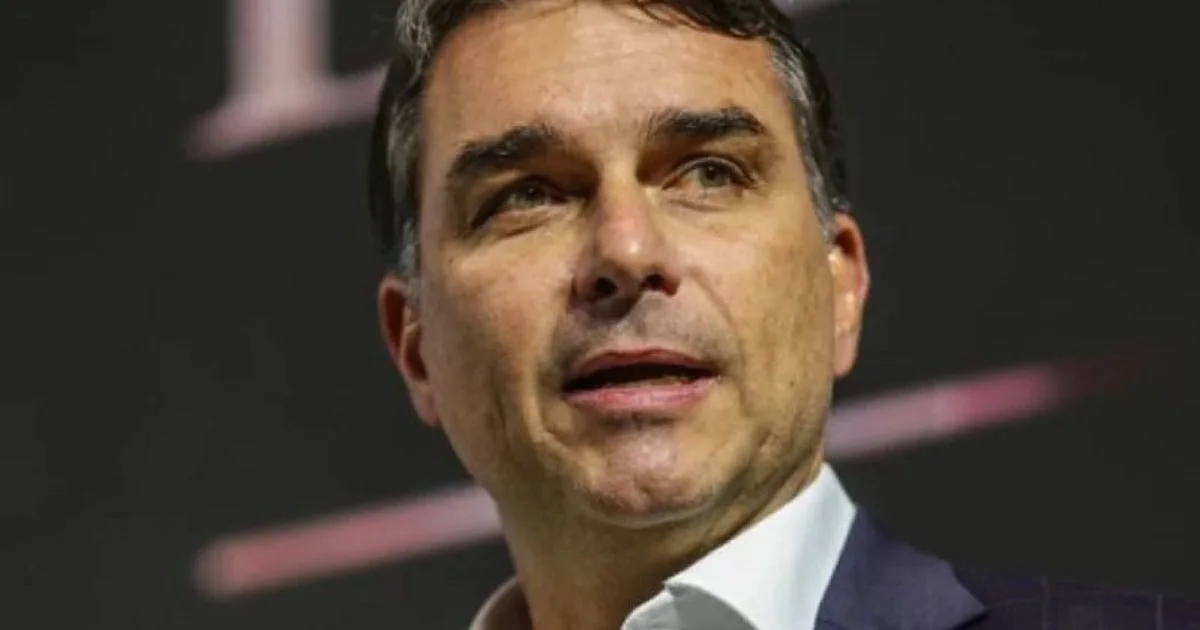 Mensagens de ex-sócio levantam questionamentos sobre Flávio Bolsonaro e Nunes Marques