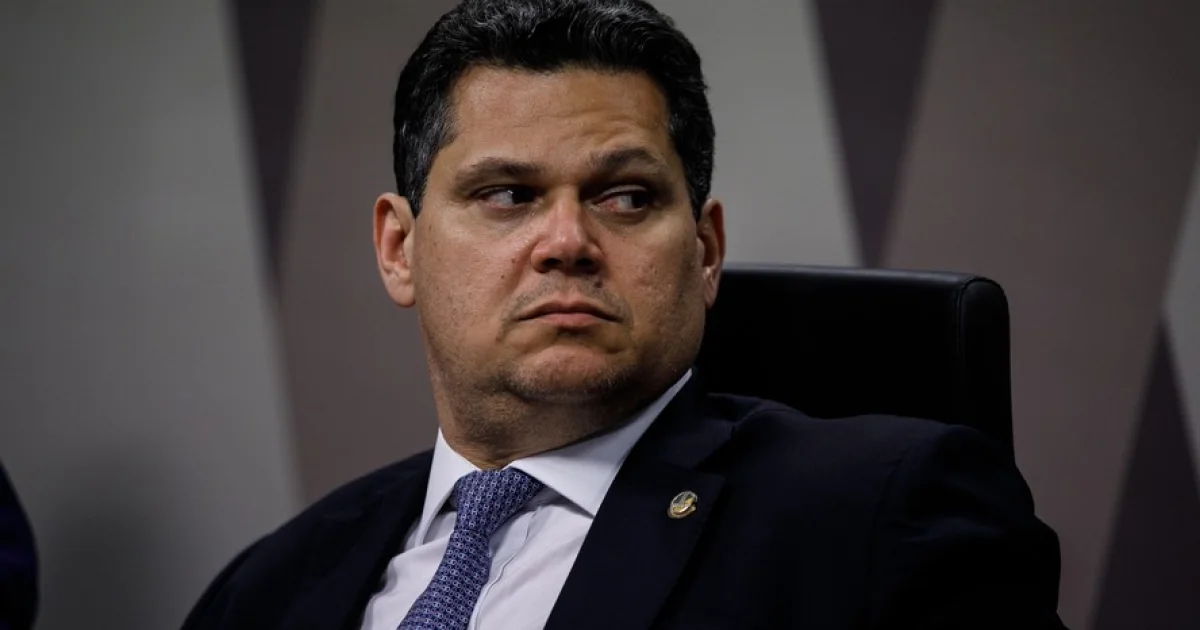 Mensagens reveladas pela PF colocam relação entre Alcolumbre e Vorcaro no centro das atenções