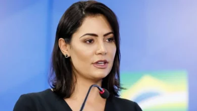 Michelle Bolsonaro toma posição em meio à crise envolvendo Mendonça