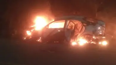 Motociclista morre em acidente e carro é abandonado em chamas