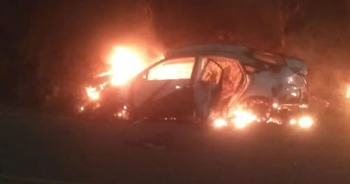 Motociclista morre em acidente e carro é abandonado em chamas