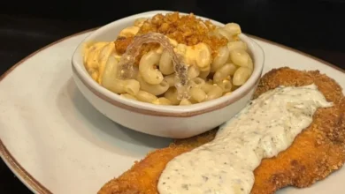 Mulher encontra aparelho dentário em prato do Outback durante almoço