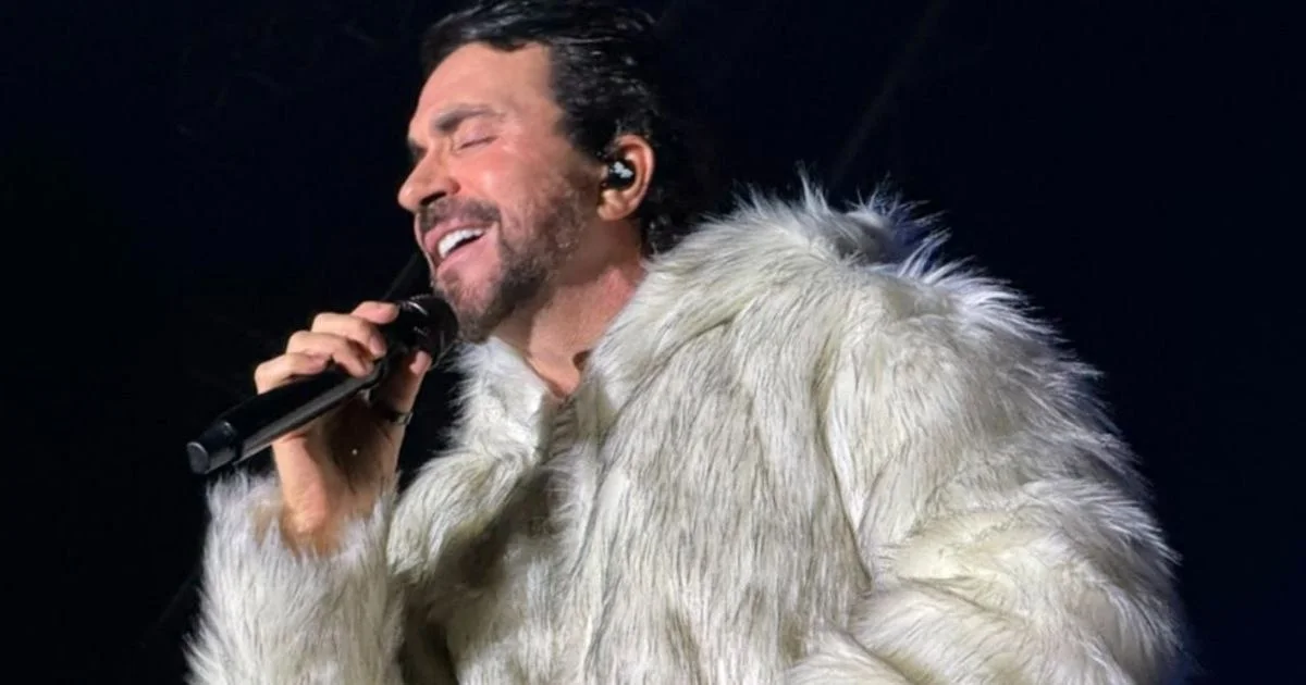 Padre Fábio de Melo chama atenção com look diferente durante show