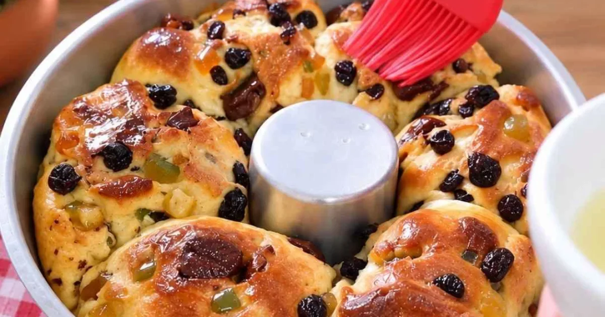 Pão de Natal fofinho com frutas cristalizadas e uvas-passas