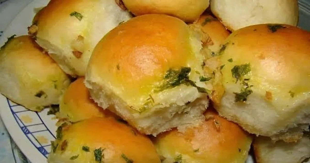 Pãozinho de Cebola de Liquidificador: fofinho, saboroso e fácil de fazer em casa