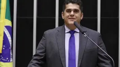 PF apreende R$ 87 mil e celular escondidos no esgoto em operação contra dep
