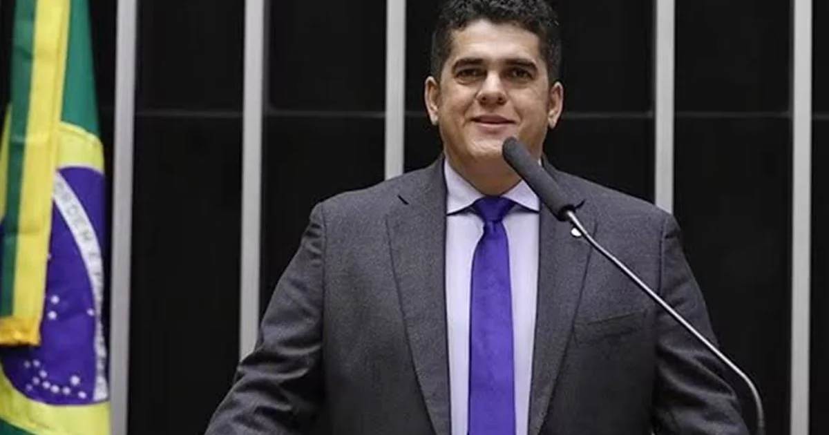 PF apreende R$ 87 mil e celular escondidos no esgoto em operação contra dep