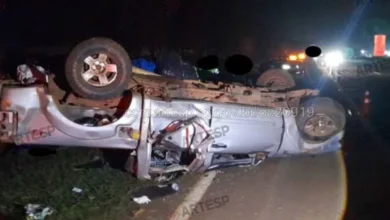 Picape capota em rodovia, deixa uma pessoa morta e quatro feridas