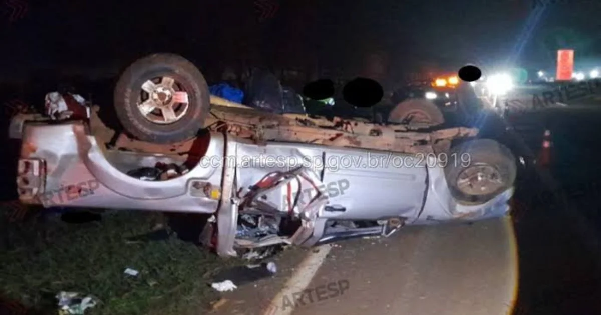 Picape capota em rodovia, deixa uma pessoa morta e quatro feridas