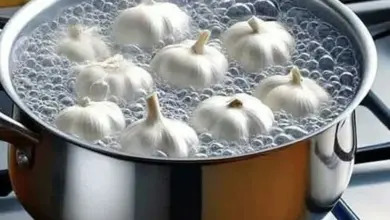 Por que tanta gente ferve alho na água?