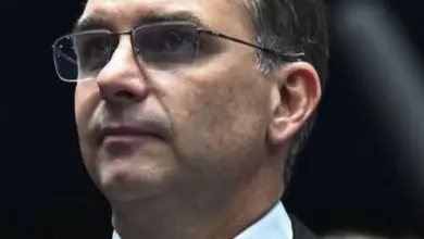 Previsão misteriosa para Flávio Bolsonaro ganha repercussão nas redes sociais