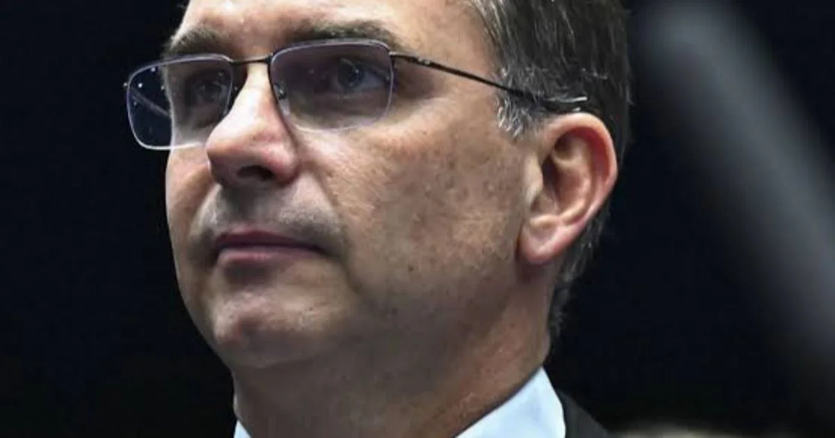 Previsão misteriosa para Flávio Bolsonaro ganha repercussão nas redes sociais