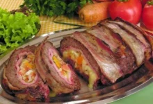 Rocambole de carne moída com bacon: uma receita suculenta para o almoço em família