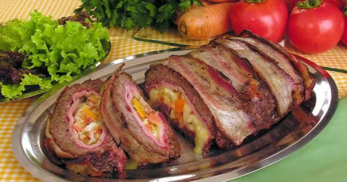 Rocambole de carne moída com bacon: uma receita suculenta para o almoço em família