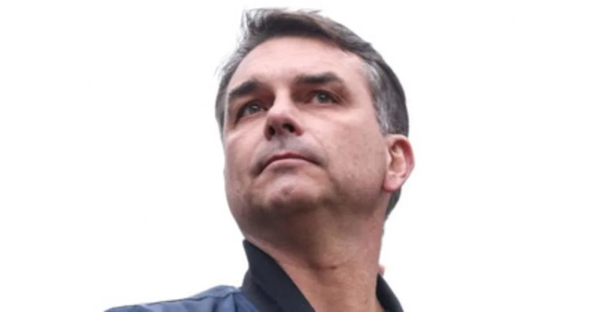 Rolex de R$ 305 mil e outros presentes colocam despesas de Flávio Bolsonaro no centro do debate