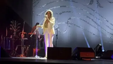 Simone faz o L durante show em Curitiba e reação do público chama atenção