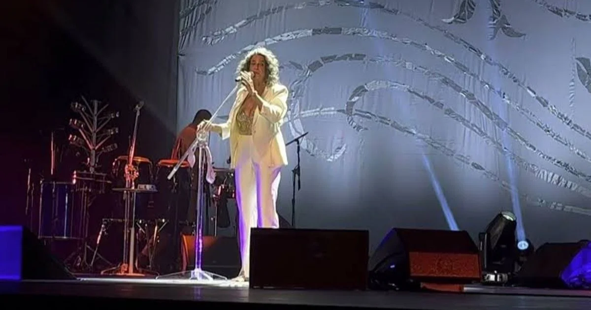 Simone faz o L durante show em Curitiba e reação do público chama atenção