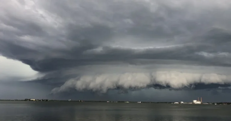 Tempestade com ventos de até 100 km/h coloca 208 cidades do Paraná sob alerta