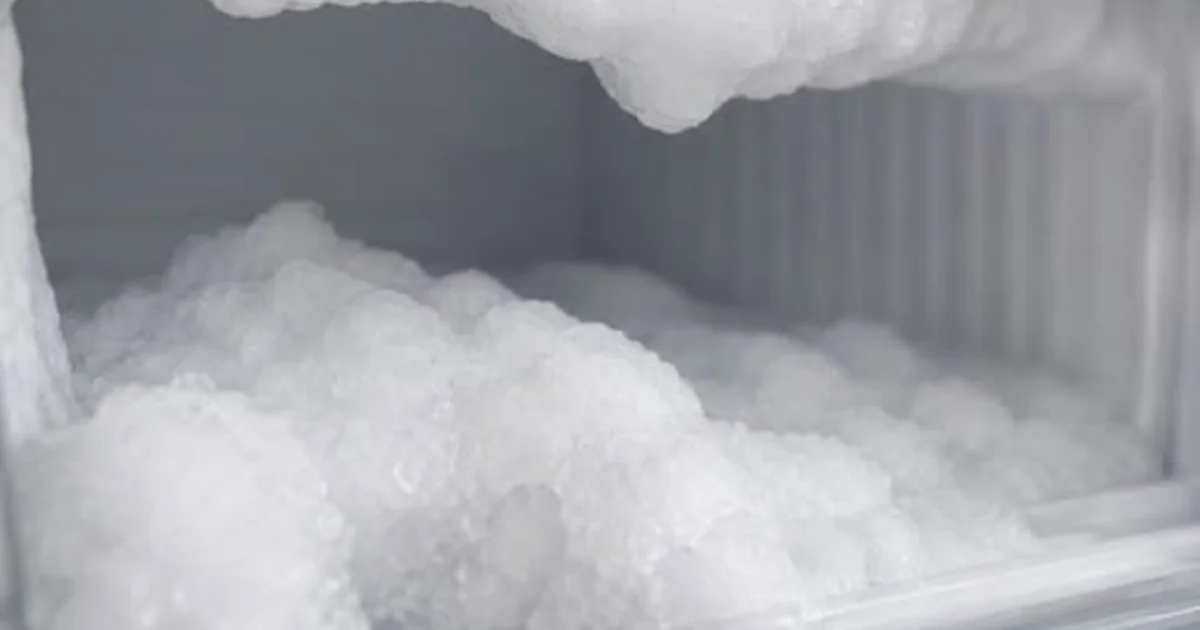 Truque para Descongelar o Freezer: Como Remover o Gelo Mais Rapidamente e Facilitar a Limpeza