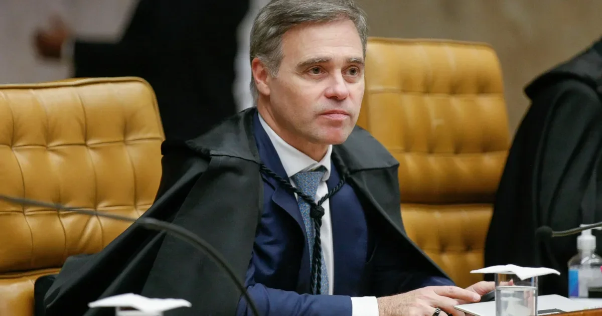 TSE multa campanha de Lula em R$ 15 mil por impulsionamento de vídeo contra Flávio Bolsonaro