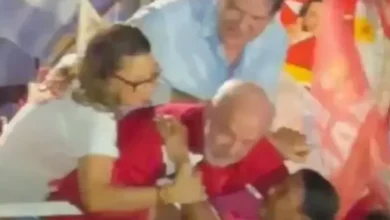 Vídeo nas redes: Janja intervém e afasta eleitora que abraçou Lula no Ceará