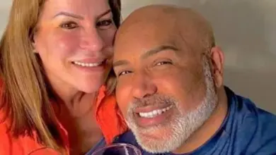 Viúva de Rick chega ao Brasil e passa mal após receber notícia da morte do cantor