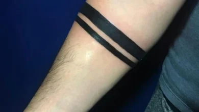 Você sabe o que significa a tatuagem de duas faixas no braço?