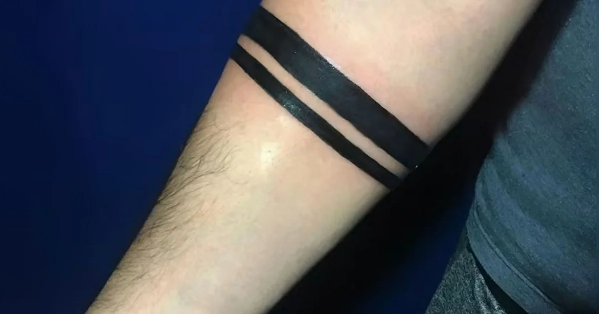 Você sabe o que significa a tatuagem de duas faixas no braço?