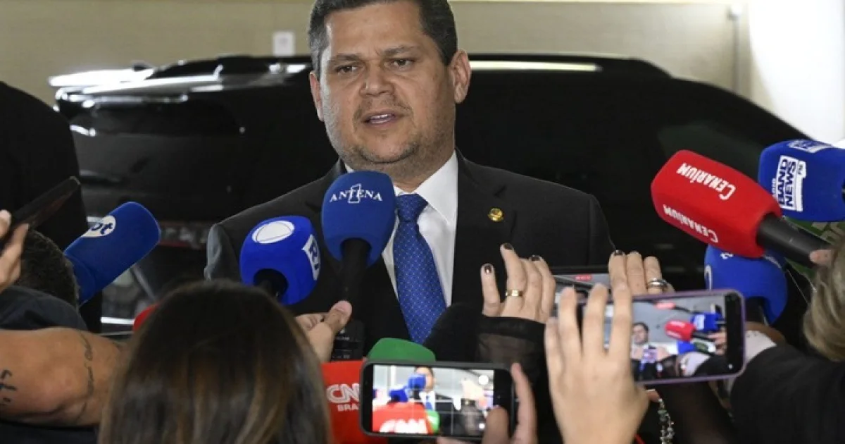 Alcolumbre garante ao Planalto votação da 6x1, mas "sem atropelos"