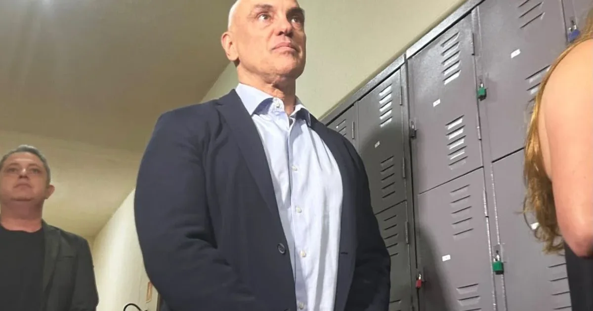Alexandre de Moraes aparece em local de votação em São Paulo e chama atenção