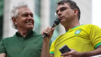 Após duras ofensas, Ronaldo Caiado volta atrás e oficializa apoio a Flávio Bolsonaro