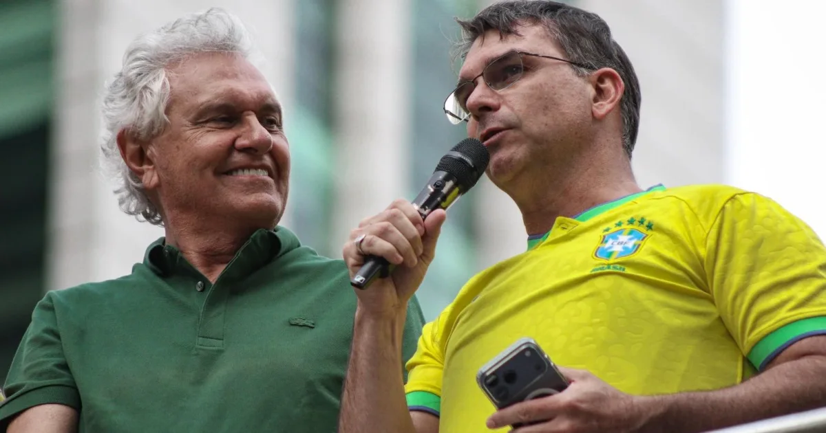 Após duras ofensas, Ronaldo Caiado volta atrás e oficializa apoio a Flávio Bolsonaro