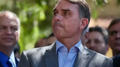 Após investigação, Flávio Bolsonaro faz movimento contra diretor da Polícia Federal