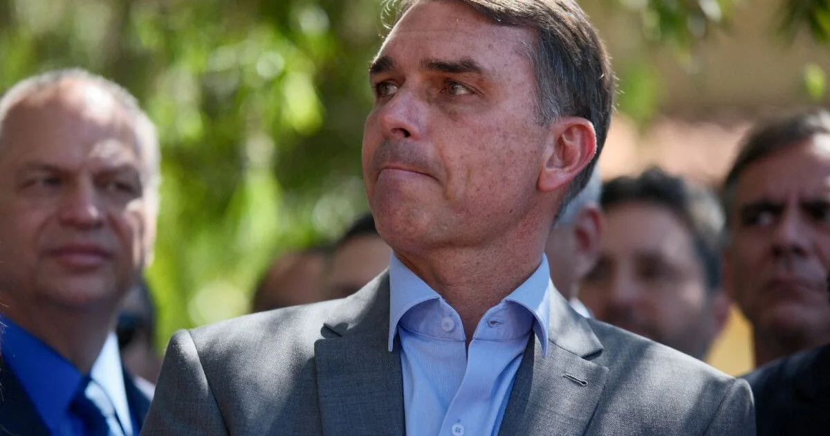 Após investigação, Flávio Bolsonaro faz movimento contra diretor da Polícia Federal
