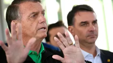 Após manifestação da PGR, pedido para Flávio visitar Bolsonaro aguarda decisão