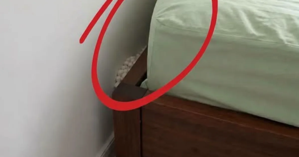 Bolinhas brancas aparecem atrás da cama e chamam a atenção: o que pode ser esse material?
