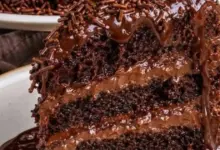 Bolo de chocolate recheado uma receita irresistível, fofinha e com muito recheio cremoso